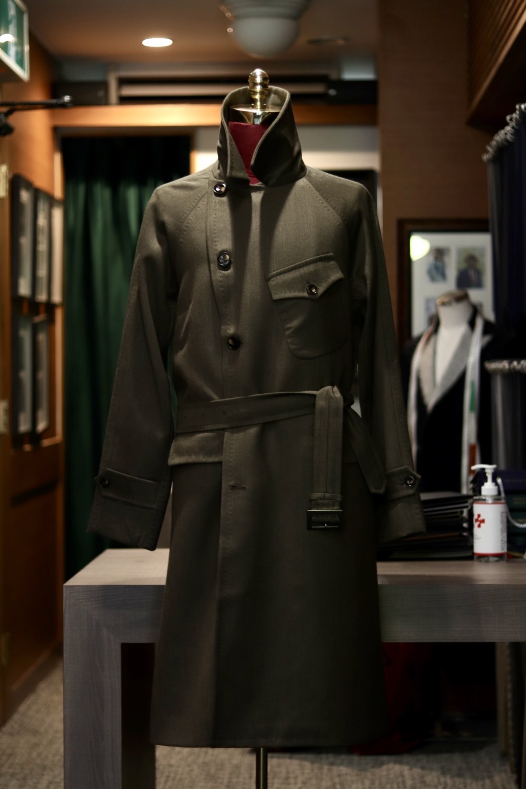 カノニコカバートクロスが最高に生きた、ミリタリーテイストのコートが